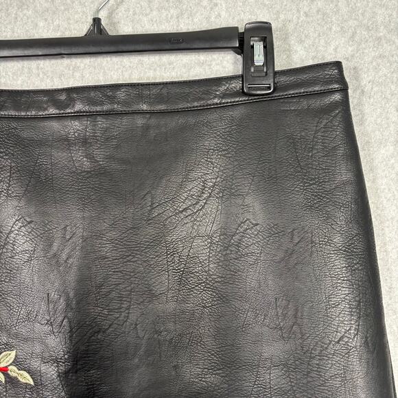 Jean Pascale Skirt Size 12 Mini Faux Leather Floral Embroidered Moto Witchy Boho - Picture 5 of 13